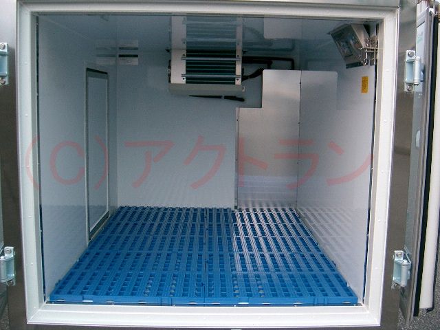 軽保冷車の荷室 スノコ付き 保冷を始め 冷蔵やチルドから冷凍までをカバーする温度管理下での運送